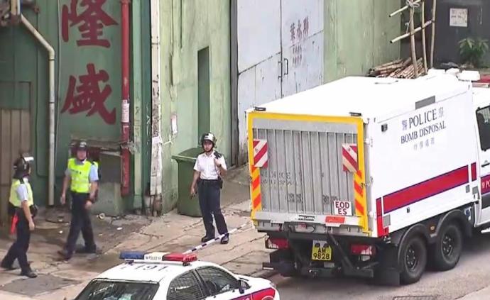 香港警方突击搜查发现大批疑似爆炸品，封锁现场进行引爆