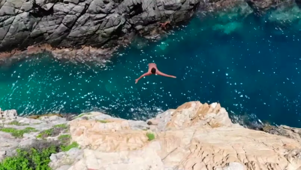 悬崖跳水，挑战极限的危险艺术