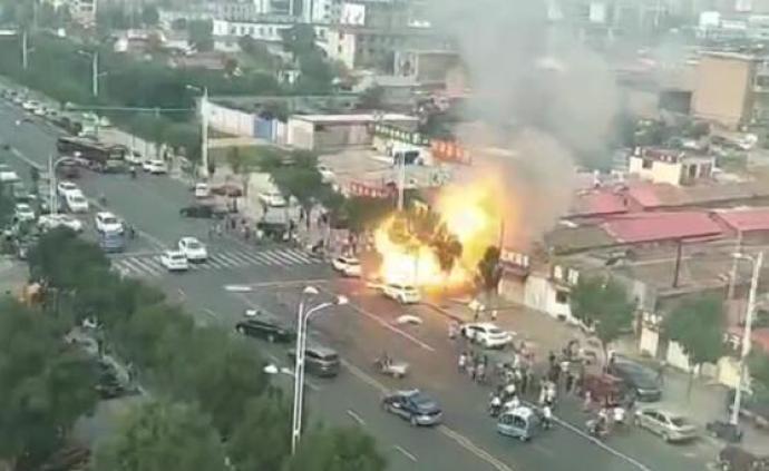 河北沧州一餐饮店液化气泄漏闪爆，致两名路人受伤、房屋坍塌
