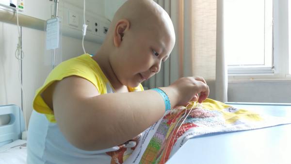 十岁患癌女孩绣自画像：留给父母做念想