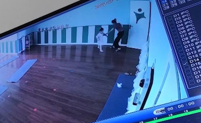 安徽萧县一幼儿园教师被指殴打学童：警方介入，打人者已开除