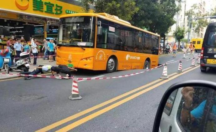深圳一公交车后轮陷入路面大坑，初步判断因回填不密实造成