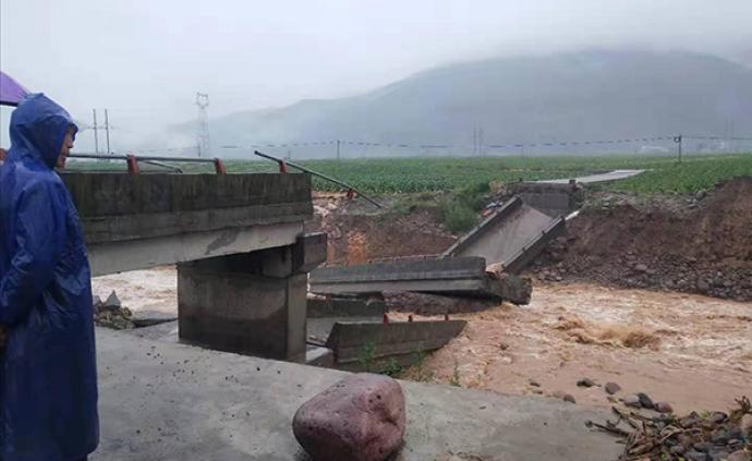 四川凉山暴雨致多条道路中断，一座大桥断裂暂无法通行