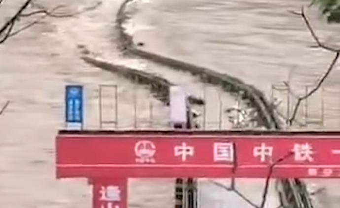 汉中大雨河流暴涨，冲走一座钢结构桥