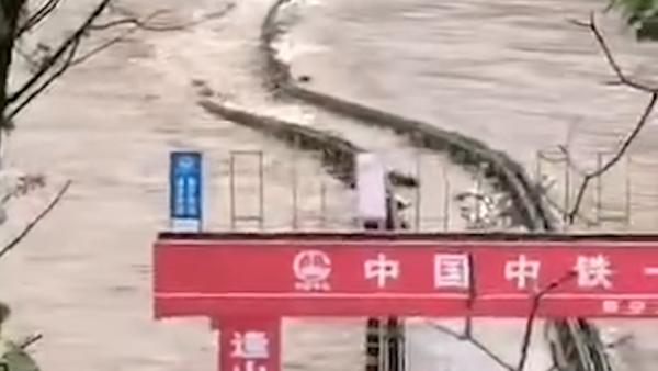 汉中大雨河流暴涨，冲走一座钢结构桥