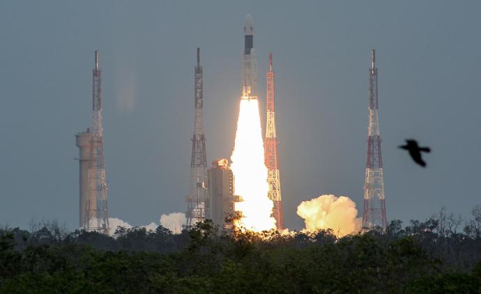 遭遇故障延期后，印度“月船2号”探测器顺利发射升空