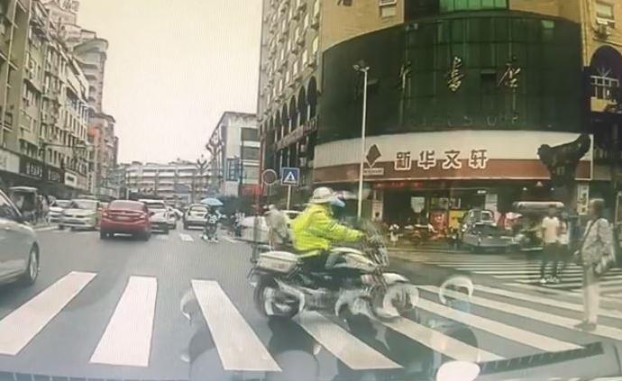 暖闻｜四川广汉交警驾警用摩托送老人过马路：有我们在不用怕
