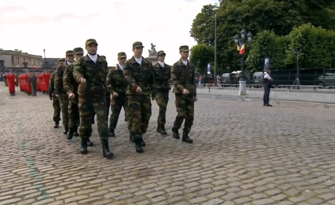 比利时国庆日阅兵，国防生方阵同手同脚
