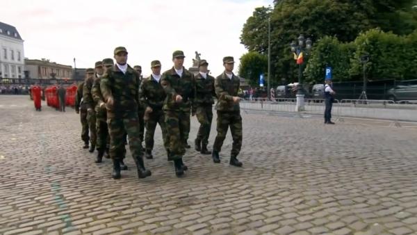 比利时国庆日阅兵，国防生方阵同手同脚