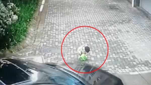 3岁女童小区里蹲地玩耍，遭轿车碾压