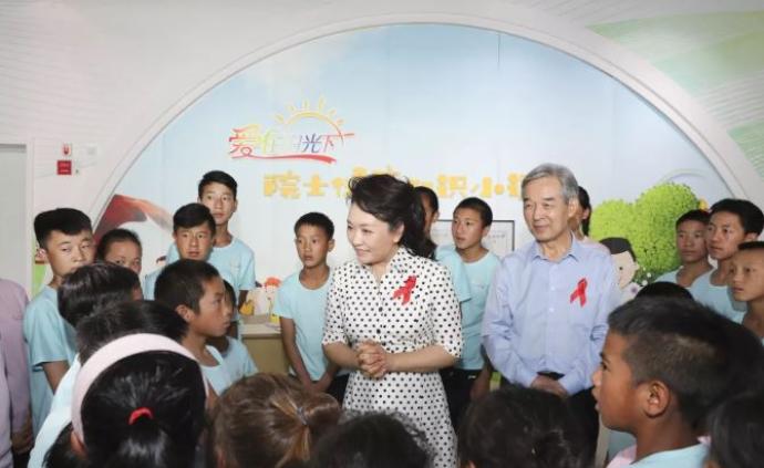 彭丽媛出席2019年大凉山儿童北京夏令营开营式