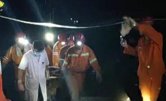 贵州六盘水水城县山体滑坡致21幢房屋被埋，已救出10人