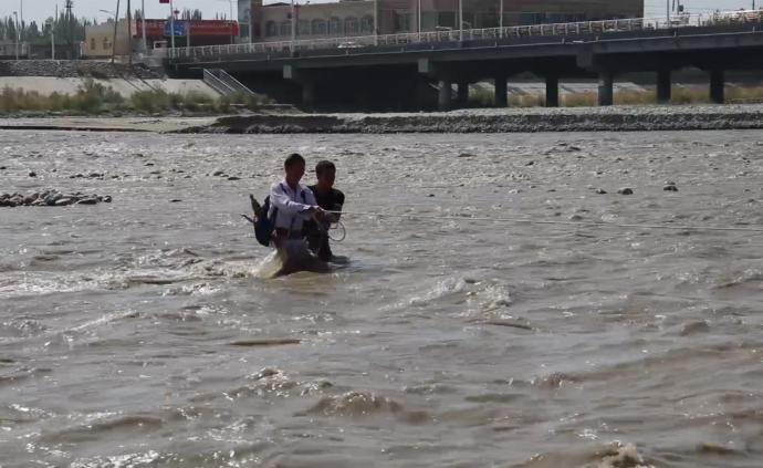 新疆和田突发融雪性洪水，游客捡玉石被困