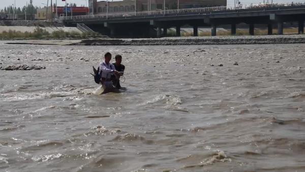 新疆和田突发融雪性洪水，游客捡玉石被困