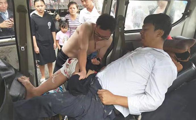 暖闻｜事故现场没有绷带，云南民警撕开警服为伤者包扎止血