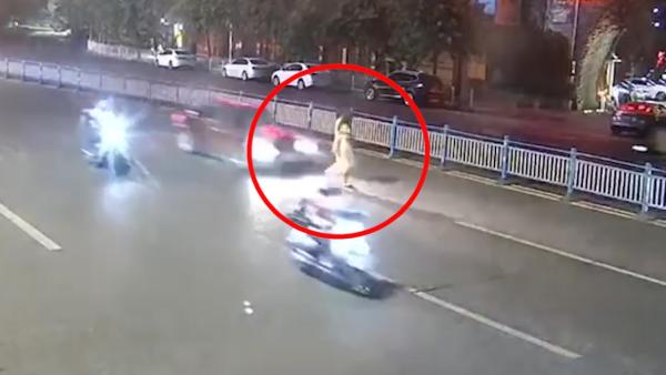 两女子横穿马路被撞腾空数圈，一死一伤