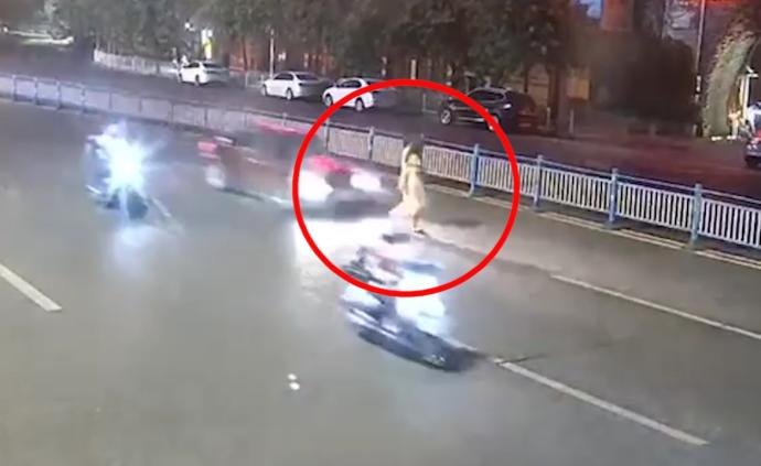 兩女子橫穿馬路被撞騰空數圈，一死一傷