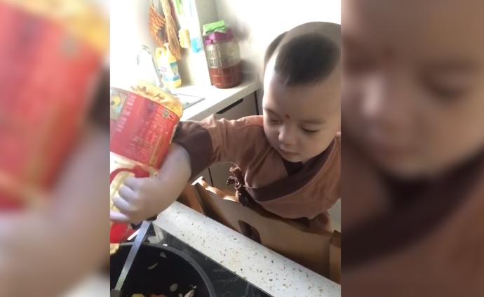 2岁男童爬椅子炒菜，能独立做米饭煮粥
