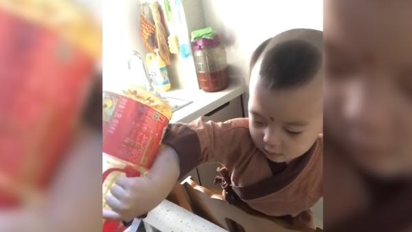 2岁男童爬椅子炒菜，能独立做米饭煮粥