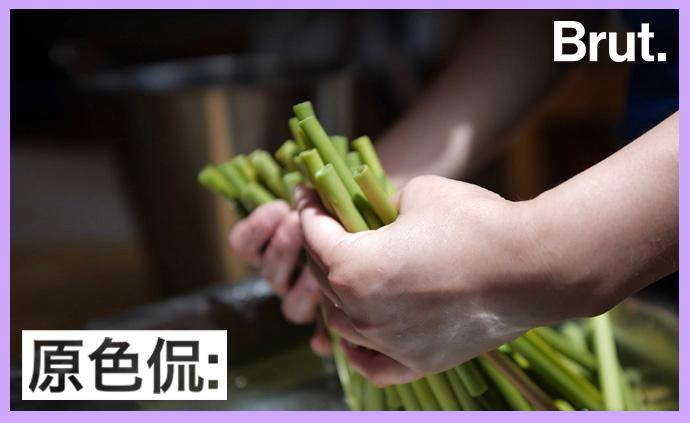在北京这家餐厅里,他们用芦苇做手工吸管