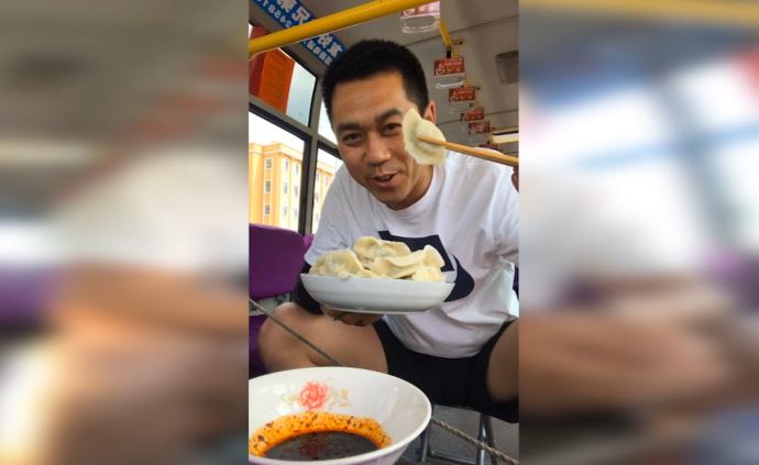 最暖心岳父母:為公交司機女婿送9年飯
