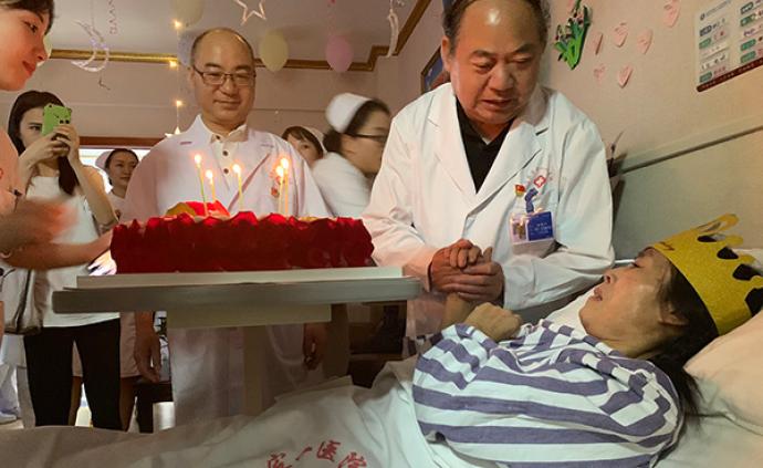 医院最后一名长宁地震伤员出院：恰逢生日，病房办生日会