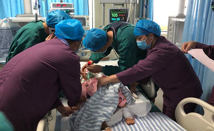 贵州水城山体滑坡后3岁男孩成遗孤，今日将赴省城接受治疗