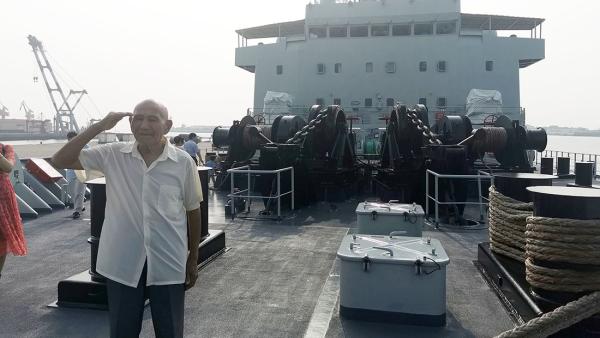 圆梦，86岁新中国第一代海军战士再登舰