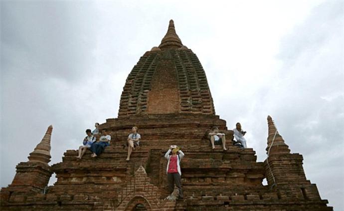 被列入世界遗产名录后，缅甸蒲甘寺庙禁止游客攀爬