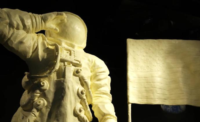 登月50年，美国用1吨黄油造宇航员雕塑