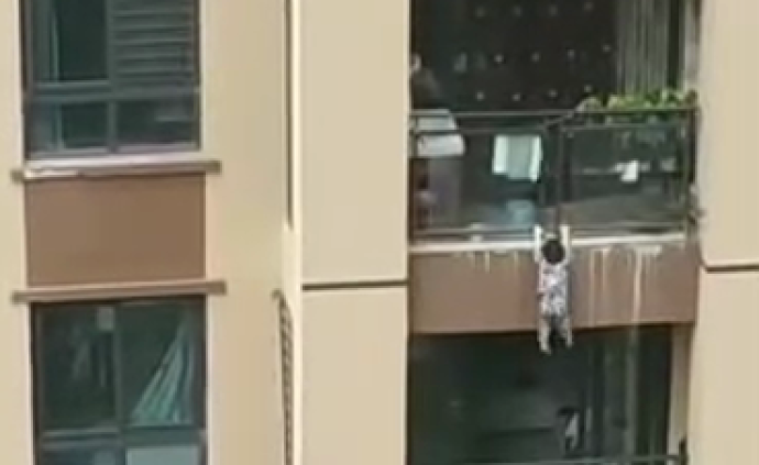 重庆3岁男童六楼坠下，千钧一发之际众人合力用两床被子接住