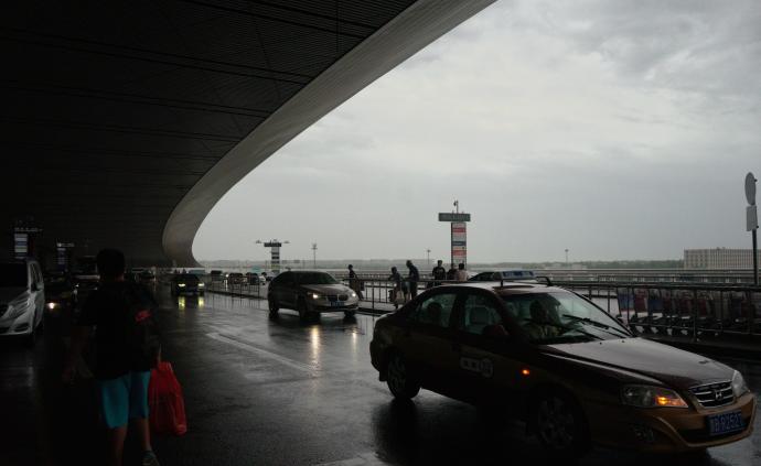 近日北京雷雨天致航班受影响，东航：已调整计划力保旅客成行