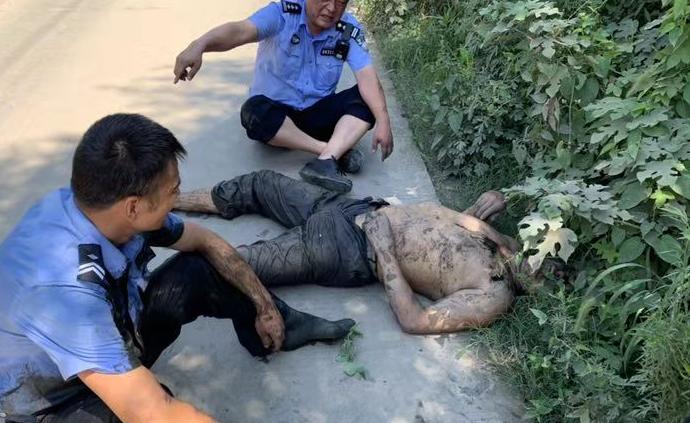 武汉一男子因中暑意识模糊跌入路边臭水沟，民警将其救起