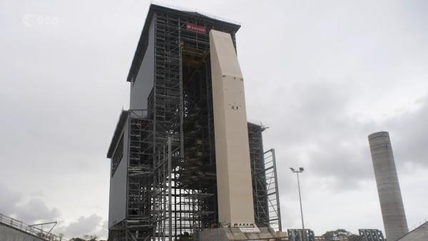 看欧航局90米高火箭塔架首次推出测试