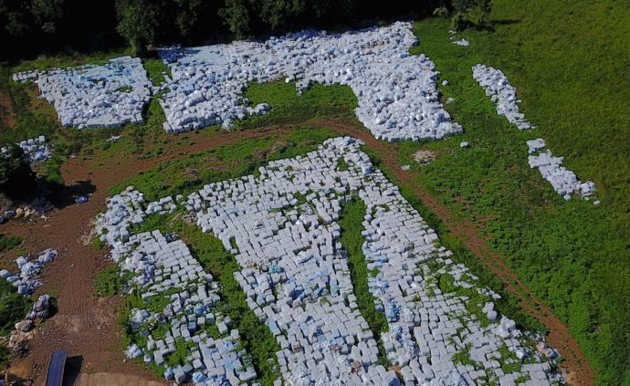 波多黎各千瓶饮用水闲置：过期救援物资