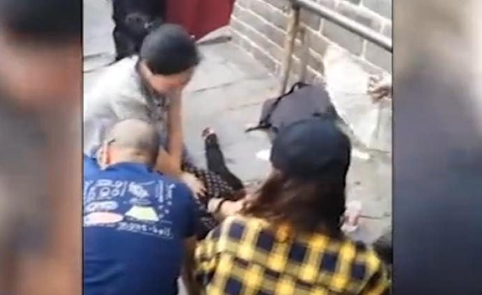 日本游客游长城突发病晕倒，南京医生跪地抢救网上“爆红”