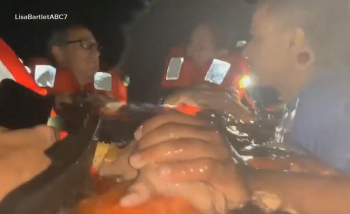 游船深夜着火，记者拍下跳海求生全程