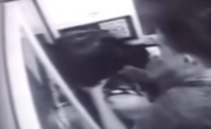 济南一女孩电梯内遭男子掐脖22秒，警方：已接警，正抓捕