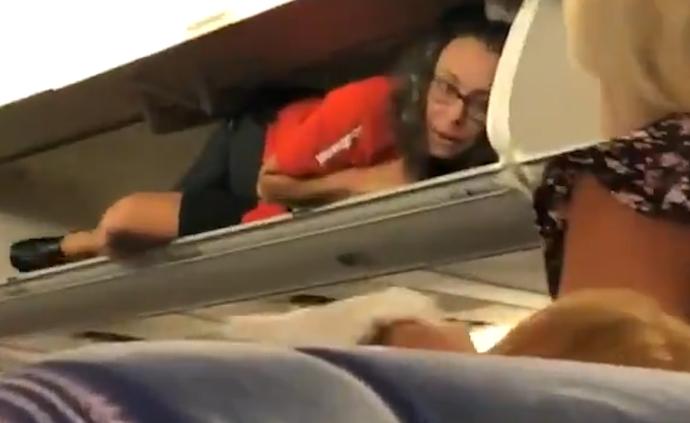 另类：西南航空空姐躺行李架内迎接乘客