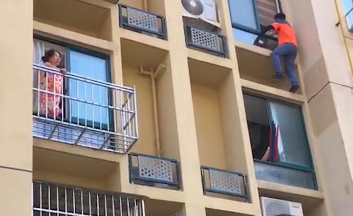 温州两岁女童一只脚爬出4楼窗户，快递小哥徒手攀外墙救援