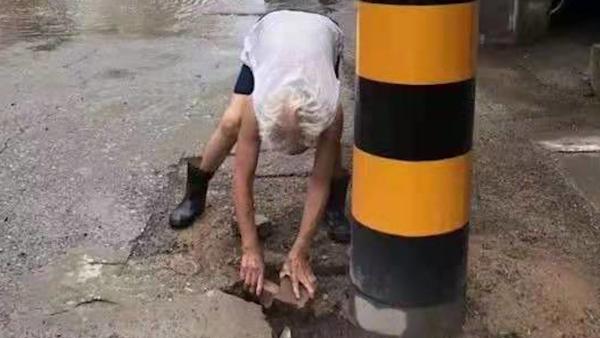 高压线杆地基塌陷，91岁奶奶冒雨帮填坑