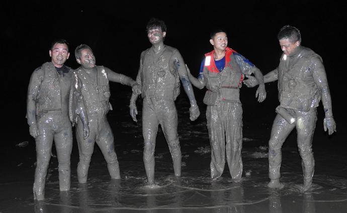 男子跳海，救援者滩涂上爬行搜救变泥人