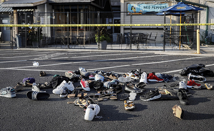 早安·世界｜美代顿枪击案已致10死26伤，现场堆满了鞋子