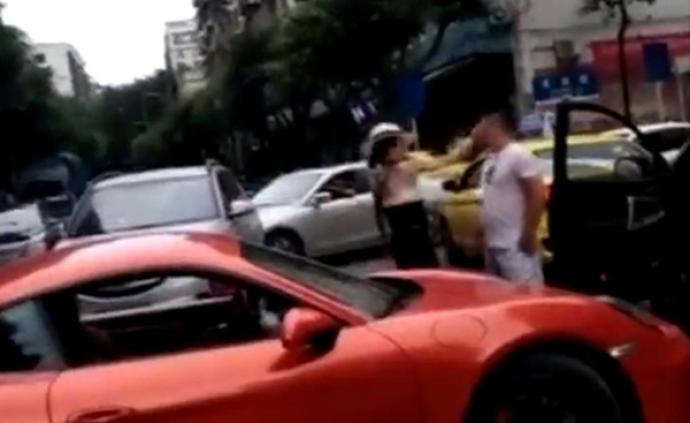 重庆警方：保时捷女司机“所长丈夫”被暂时停职