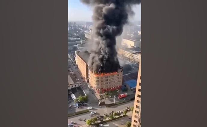 浙江瑞安一鞋厂顶楼货物起火，消防：已控制火情，无人员伤亡