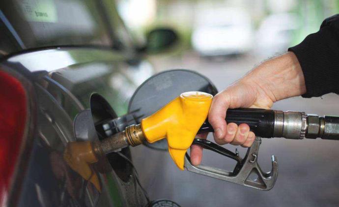 成品油价迎年内第5次下调，加满一箱92号汽油将少花约3元