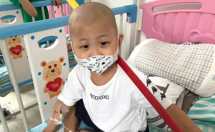 4岁幼童患血癌做骨穿时疼哭，扛金箍棒给自己壮胆