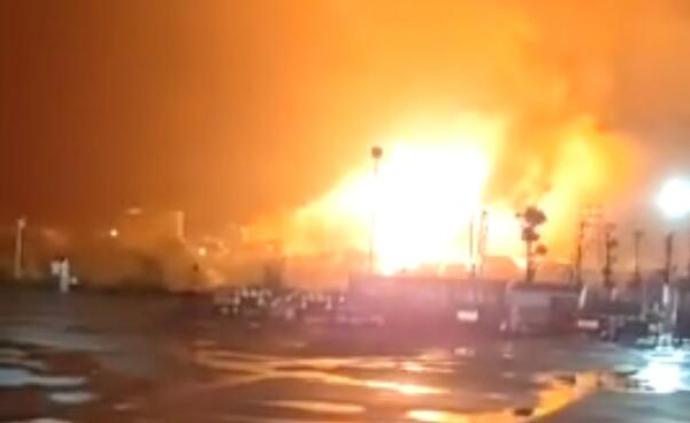 广东英德一化工厂成品仓库发生火灾，目前无人员伤亡