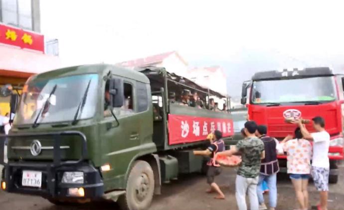 撤离搜救现场，群众冒雨相送武警官兵