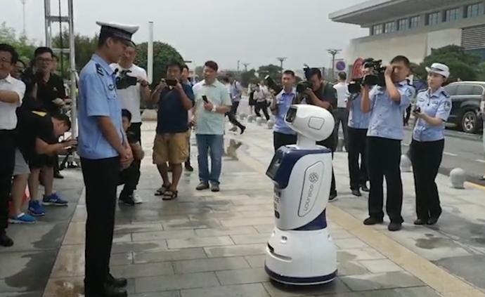 中国首批机器人交警邯郸“上岗”